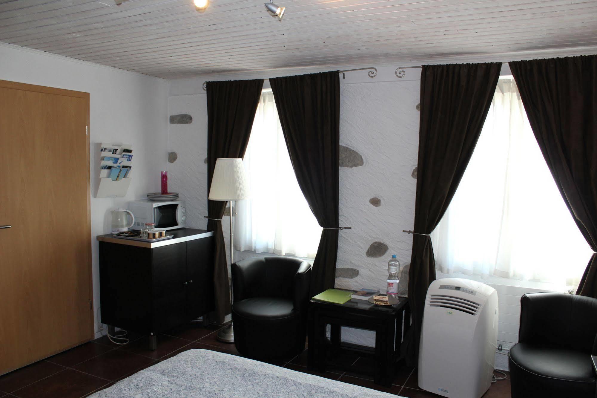 Au Coeur Du Vignoble Sur Bursins Bed & Breakfast Exterior photo